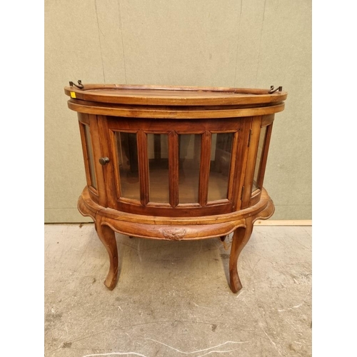 1617 - An Eastern hardwood oval tray top display cabinet, 81cm wide.