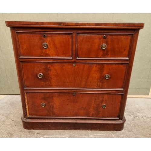 1618 - A late Victorian chest of drawers.