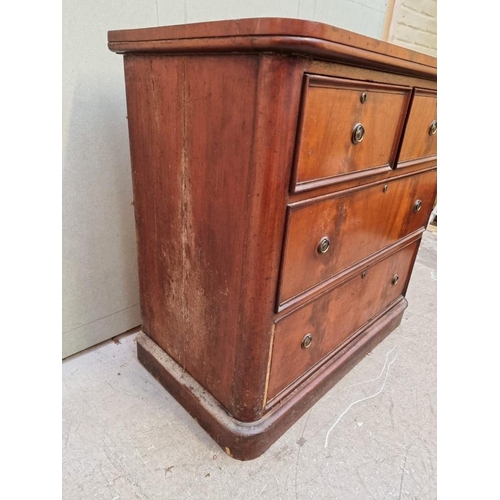 1618 - A late Victorian chest of drawers.