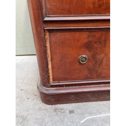 1618 - A late Victorian chest of drawers.