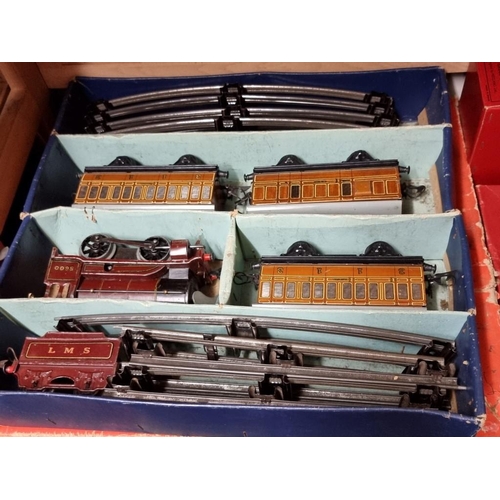 102 - Hornby O Gauge: a collection to include a Passenger set No.51 and Tank Passenger set No.101, both bo... 