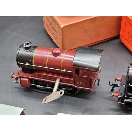 119 - Hornby O Gauge: a group of 6 vintage locomotives (3 boxed); together with 8 carriages.... 