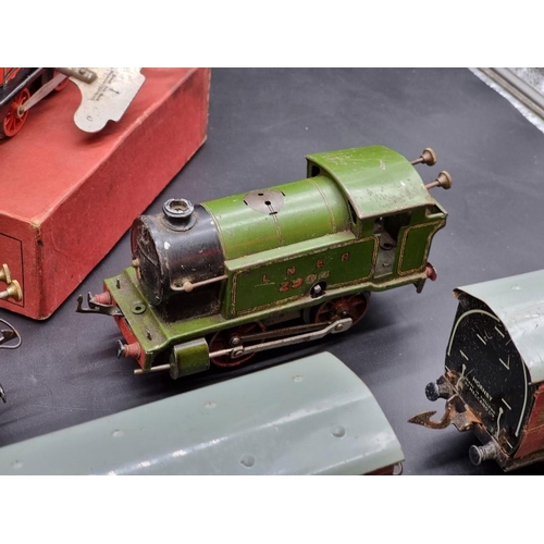 119 - Hornby O Gauge: a group of 6 vintage locomotives (3 boxed); together with 8 carriages.... 