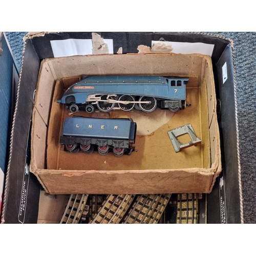 135 - Hornby: OO gauge, a Sir Nigel Gresley locomotive and tender; a small quantity of track and five... 