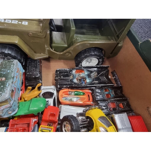 139 - Diecast: a tray of playworn diecast vehicles to include Corgi and Hotwheels examples.... 