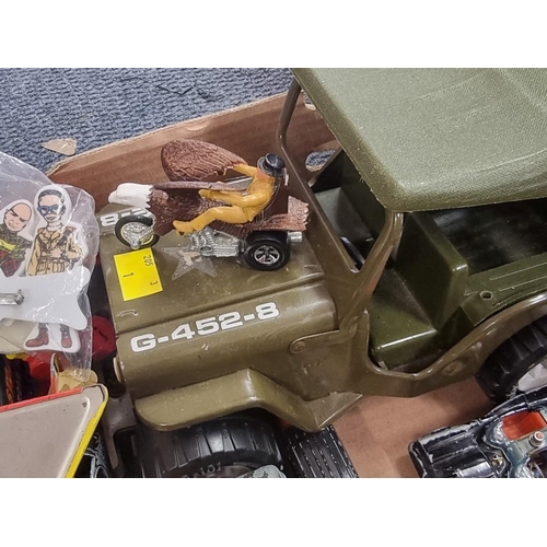 139 - Diecast: a tray of playworn diecast vehicles to include Corgi and Hotwheels examples.... 