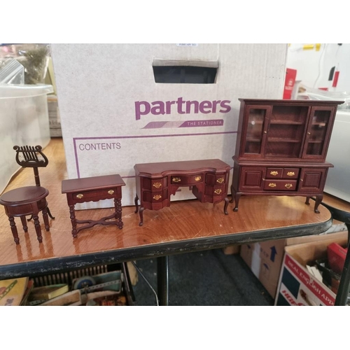 152 - Doll's House: a box of mixed size doll house furniture and accessories.