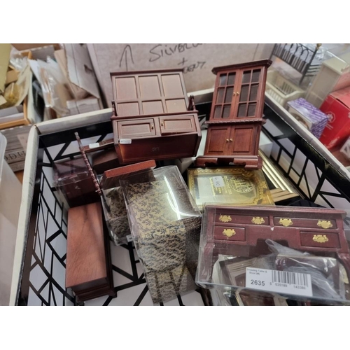 152 - Doll's House: a box of mixed size doll house furniture and accessories.