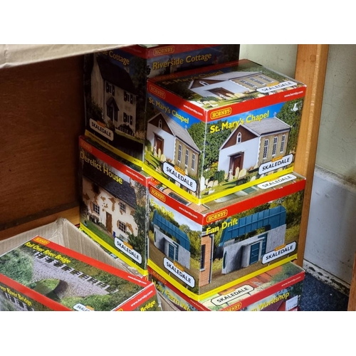 73 - Hornby: a collection of 'Skaledale' boxed buildings including Old Toll House, St Mary's Chapel,... 