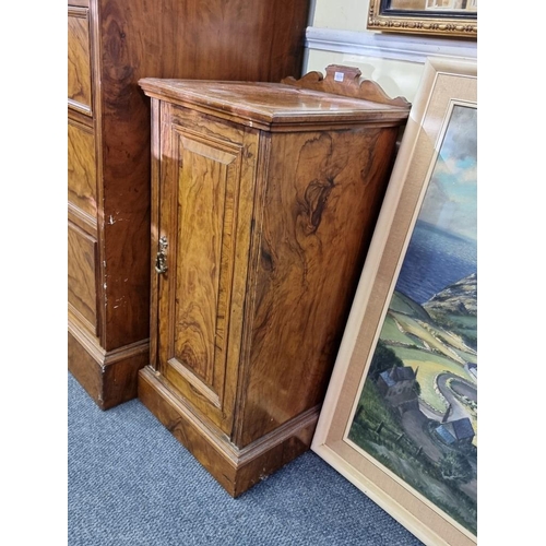 1017 - A good late Victorian figured walnut bedroom suite, comprising: a compactum style wardrobe, 195.5cm ... 