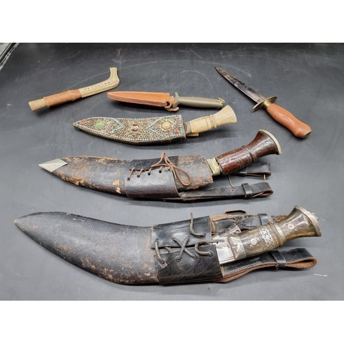 1596 - Six various knives and daggers, to include three kukris and sheaths; and an Inuit example. (6)... 