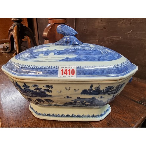 1410 - A Chinese blue and white tureen and cover, 18th century, 32cm wide.