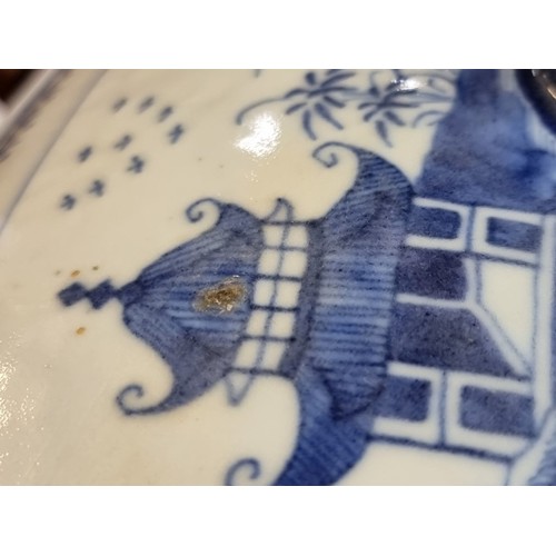 1410 - A Chinese blue and white tureen and cover, 18th century, 32cm wide.