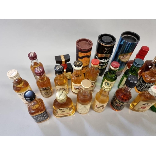 14 - Thirty one 5cl whisky miniatures, (all with good levels). (31)