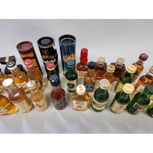 14 - Thirty one 5cl whisky miniatures, (all with good levels). (31)