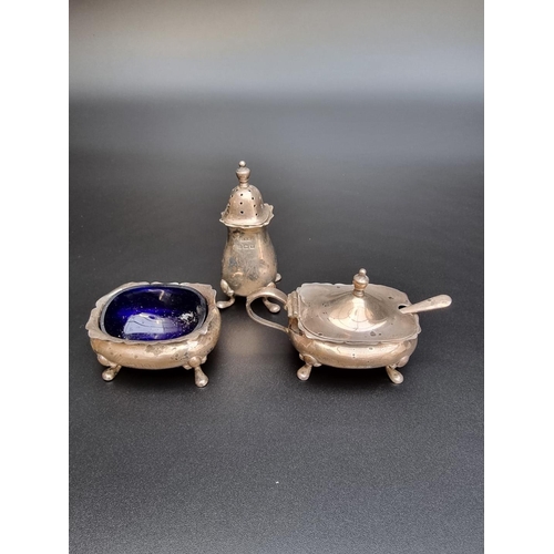 311 - A cased silver three piece cruet set, by E S Barnsley & Co, Birmingham 1920, 104g.... 