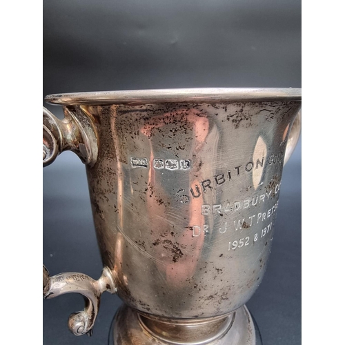 315 - A silver twin handled trophy cup by Walker & Hall, Sheffield 1917, 12.5cm high, 255g.... 