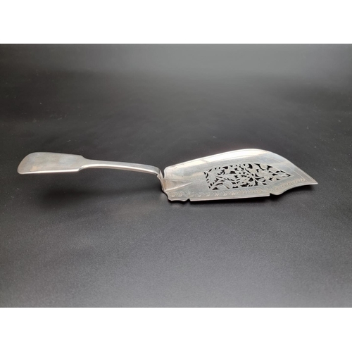 320 - A William IV silver fiddle pattern fish slice, by Phillip Phillips, London 1834, 28cm, 140g.... 