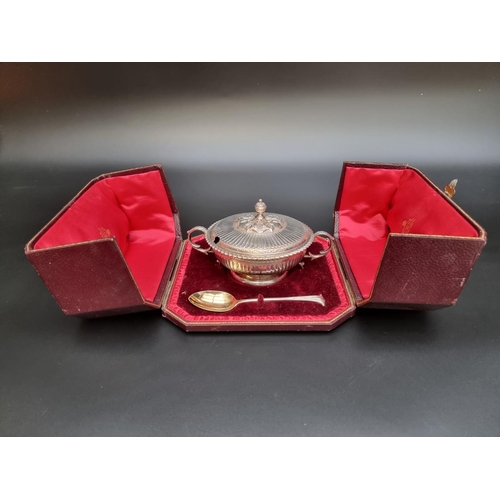 348 - A cased silver lidded porringer by George Nathan & Ridley Hayes, Chester 1906 13.7cm diameter, w... 