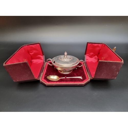 348 - A cased silver lidded porringer by George Nathan & Ridley Hayes, Chester 1906 13.7cm diameter, w... 