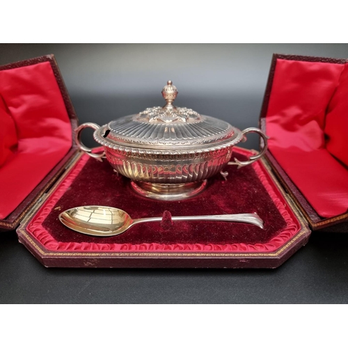 348 - A cased silver lidded porringer by George Nathan & Ridley Hayes, Chester 1906 13.7cm diameter, w... 