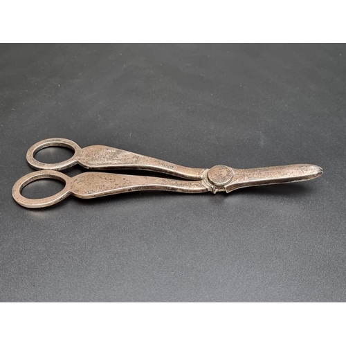 356 - A pair of silver grape scissors by W Hutton & Sons Ltd, Sheffield 1960, 17cm, 129g.... 