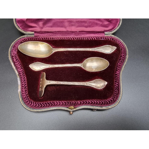 364 - An Edwardian cased silver childs' three piece feeding set, by Hamilton & Inches, Edinburgh 1907,... 