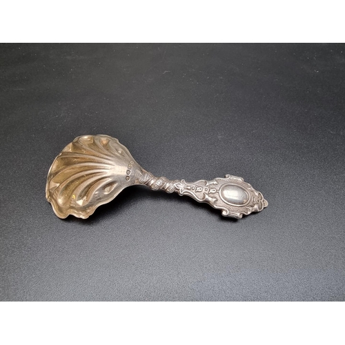 392 - A Victorian silver shell caddy spoon, by Francis Higgins, London 1886, 25g.