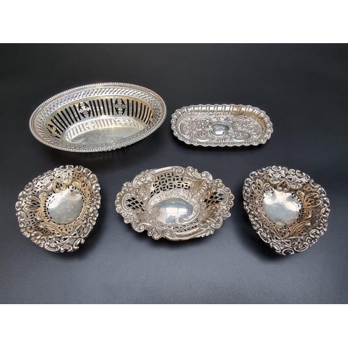 442 - Four silver bonbon dishes and a silver pin dish, 156g. (5)