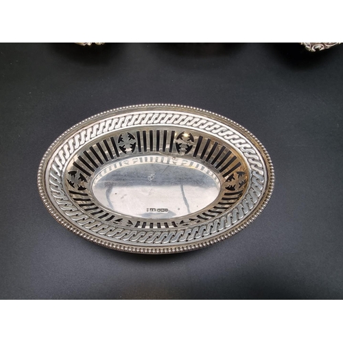 442 - Four silver bonbon dishes and a silver pin dish, 156g. (5)