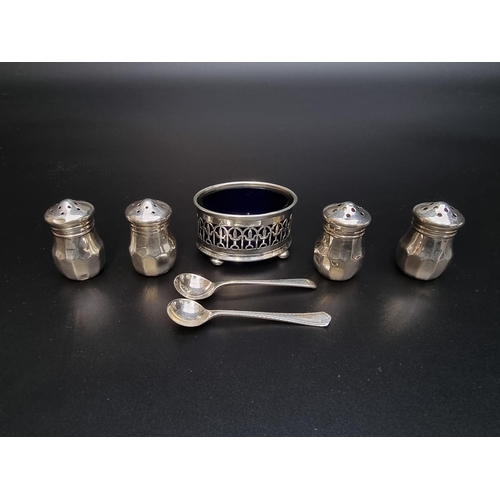 453 - A set of four American pepperettes, stamped 'Lord Silver, Sterling', 39mm high; together with a silv... 