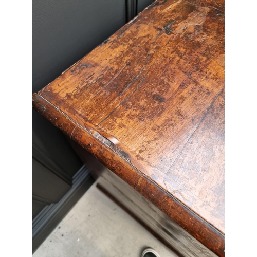 1079 - A George I walnut and crossbanded chest of drawers, 93.5cm wide. 