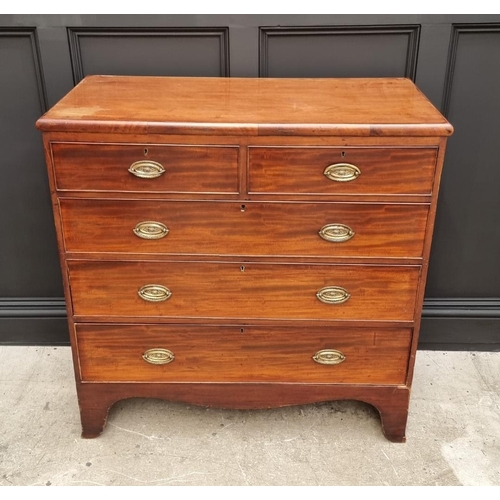 1084 - A George III mahogany chest of drawers, 104cm wide. 