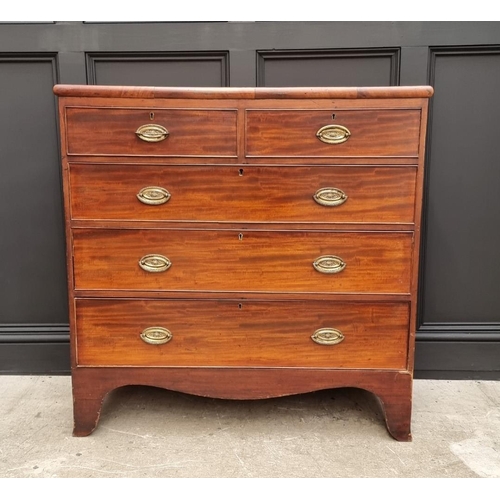 1084 - A George III mahogany chest of drawers, 104cm wide. 