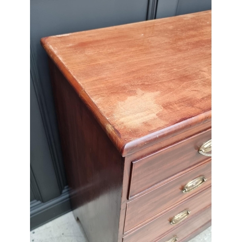 1084 - A George III mahogany chest of drawers, 104cm wide. 