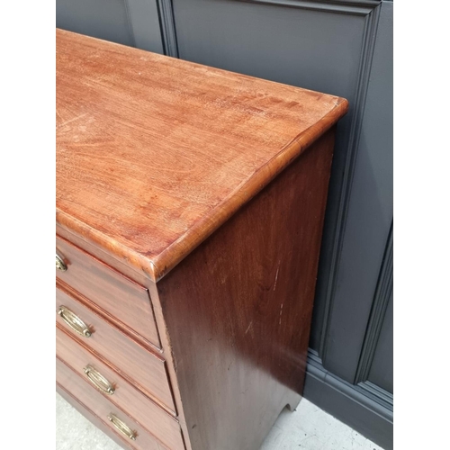 1084 - A George III mahogany chest of drawers, 104cm wide. 