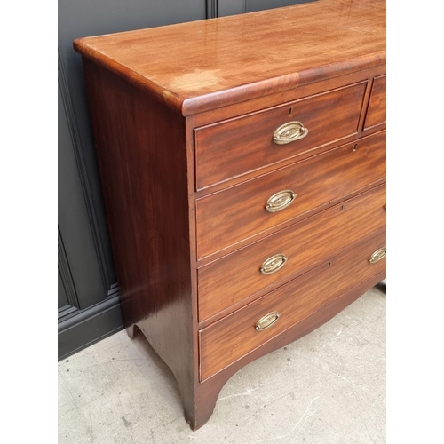 1084 - A George III mahogany chest of drawers, 104cm wide. 