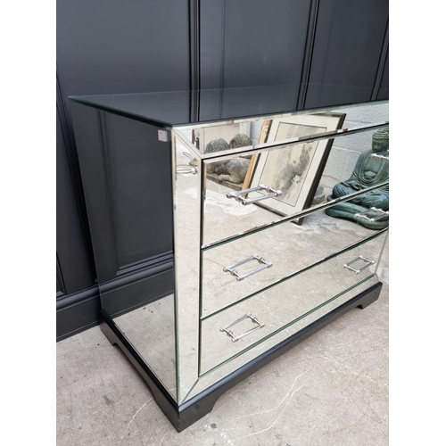 1102 - A contemporary mirrored chest of drawers. 101cm wide. 