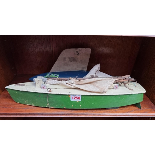 1258 - Two vintage pond yachts, largest 44cm long.