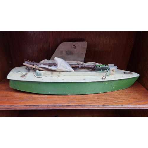 1258 - Two vintage pond yachts, largest 44cm long.