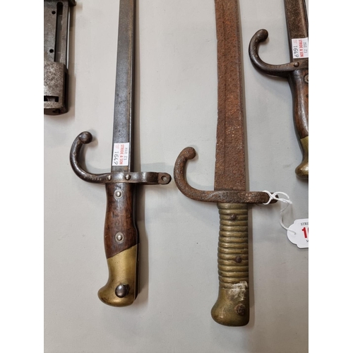 1649 - Five old bayonets, to include two French 1878 T back bayonets; and a French 1866 Yataghan example. (... 