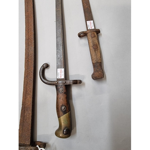 1649 - Five old bayonets, to include two French 1878 T back bayonets; and a French 1866 Yataghan example. (... 