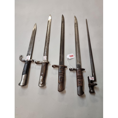 1656 - Five old bayonets, to include two US 1917 pattern bayonets by Remington; a Spanish bayonet; and a cr... 