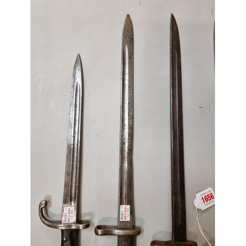 1656 - Five old bayonets, to include two US 1917 pattern bayonets by Remington; a Spanish bayonet; and a cr... 