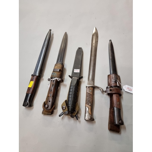 1656 - Five old bayonets, to include two US 1917 pattern bayonets by Remington; a Spanish bayonet; and a cr... 