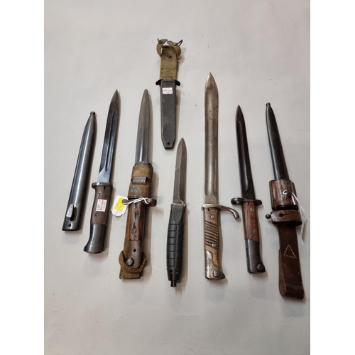 1656 - Five old bayonets, to include two US 1917 pattern bayonets by Remington; a Spanish bayonet; and a cr... 