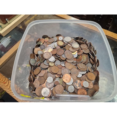 835 - A large quantity of GB and World coins.