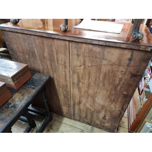 1066 - A Victorian figured mahogany chest of drawers, 123cm wide.  