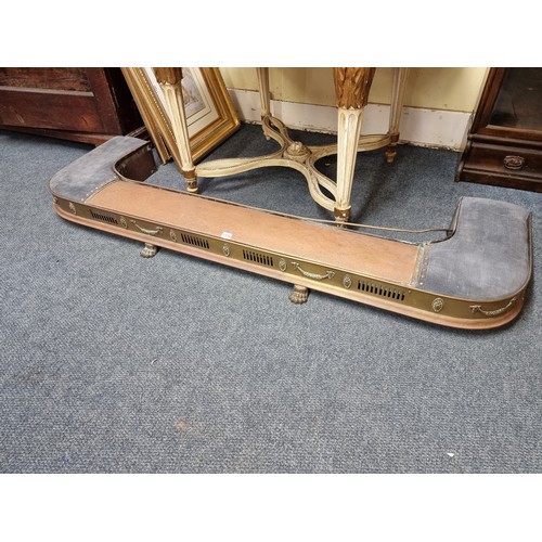 1118 - An unusual Edwardian brass and upholstered fender, 168cm wide, (faults). 