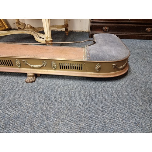 1118 - An unusual Edwardian brass and upholstered fender, 168cm wide, (faults). 